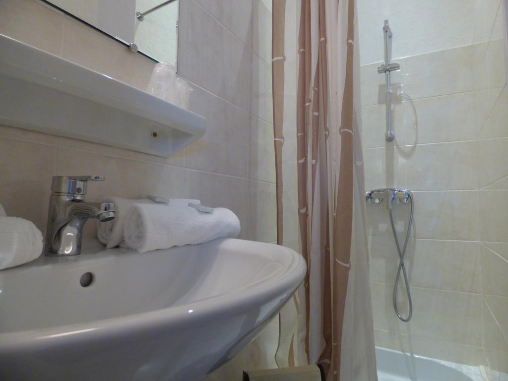 Hotel Saint Jean Vals-les-Bains Rum bild
