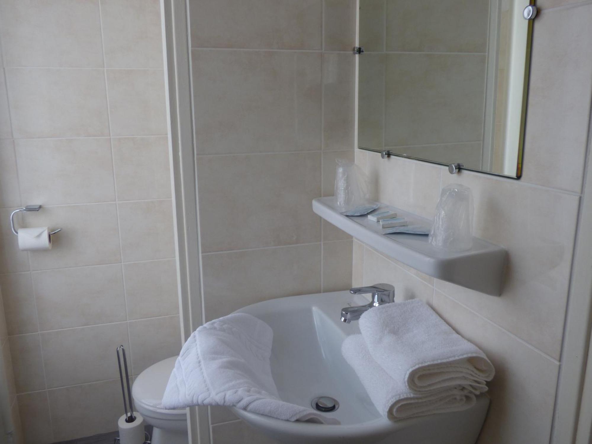 Hotel Saint Jean Vals-les-Bains Rum bild